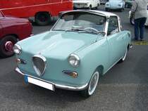 Goggomobil TS 250 Coupe. 1957 - 1969. Die 250´er Modelle aus dem Hause Glas wurden hauptsächlich von den Inhabern der Führerscheinklasse IV gekauft. Hier wurde ein Modell ab dem Baujahr 1964 abgelichtet. Dieses ist an den vorn angeschlagenen Türen erkennbar. Der
2-Zylinderzweitaktmotor leistet 13,6 PS aus 247 cm³ Hubraum. Oldtimertreffen Krefeld am 24.05.2015.