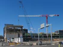 Ein großer Mobilkran und ein fester Kran auf einer Baustelle in Hämeenlinna, Finnland, 3.5.13