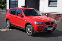 Kommandowagen (KdoW) der Freiwilligen Feuerwehr Kempen, genutzt durch den Wehrführer.

Fahrgestell: BMW X3

Ausbau: Fahrzeugbau Kevelaer GmbH

Baujahr: 2014

Am 21.05.2015 zwecks Fototermin aufgenommen 