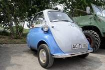 BMW Isetta 300, Rollamobil das die Bayerischen Motorenwerke von 1955 bis 1962 bauten. Hier in Schierwaldenrath  Schiene trift Strasse  am 24.Mai 2015