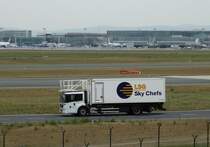 LSG Sky Chefs Mercedes Benz Econic am 23.05.15 in Frankfurt am Main Flughafen von einen Planespotterpunkt aus Fotografiert