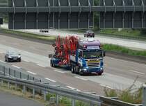 Scania LKW mit Kuhn Kreiselschwader am 23.05.15 in Frankfurt am Main Flughafen von einen Planespotterpunkt aus Fotografiert