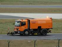 FRAPORT Mercedes Benz Atego Kehrmaschine am 23.05.15 in Frankfurt am Main Flughafen von einen Planespotterpunkt aus Fotografiert