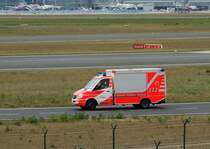 FRAPORT Flughafenfeuerwehr Mercedes Benz Sprinter KLF am 23.05.15 in Frankfurt am Main Flughafen von einen Planespotterpunkt aus Fotografiert