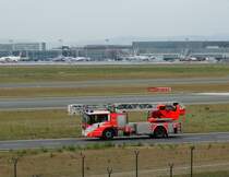 FRAPORT Flughafenfeuerwehr Mercedes Benz Econic DLA(K) am 23.05.15 in Frankfurt am Main Flughafen von einen Planespotterpunkt aus Fotografiert