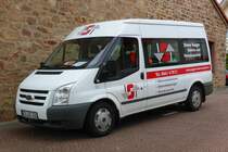 Ford Transit der Firma  Saager  steht an der St. Aegidiuskirche in 36100 Petersberg-Marbach im Mai 2015