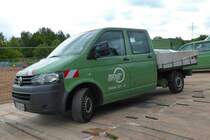 VW T5, als Doppelkabiner mit kurzer Ladefläche, der Firma  Bohlen&Doyen  steht auf einer Baustelle in 36100 Petersberg-Marbach im Mai 2015