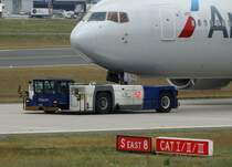 FRAPORT Goldhofer Flugzeugschlepper am 23.05.15 in Frankfurt am Main Flughafen von einen Planespotterpunkt aus Fotografiert