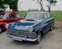 Opel Rekord P2, 1700 ccm (1960–1963).  Hier in Schierwaldenrath  Schiene trift Strasse  am 24.Mai 2015
