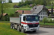 MERCEDES: Mercedes Actros Kipper bei Dürrenroth am 10. Mai 2015.
Foto: Walter Ruetsch
