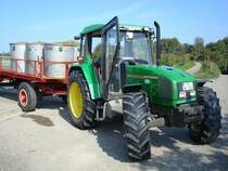  John Deere  3300, 4-Zyl.4530ccm, 75PS, gebaut 1995-1998,
hier mit  s�ffiger Fracht bei der Weinlese im Tuniberg bei Freiburg,
2008
