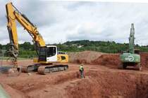 Liebherr 924 der Firma  Bohlen&Doyen  steht auf einer Baustelle in 36100 Petersberg-Marbach im Mai 2015