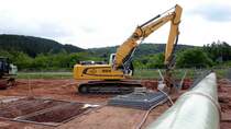 Liebherr 924 der Firma  Bohlen&Doyen  steht auf einer Baustelle in 36100 Petersberg-Marbach im Mai 2015