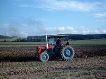 Lizenzbau des MF 35 der ITM 533 beim Pfl�gen eines Feldes in  Klaffenbach bei Chemnitz