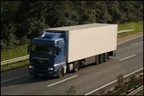 Dieser blaue MAN TGX 18.440 ist mit einem K�hlauflieger in Richtung Ruhrgebiet unterwegs.