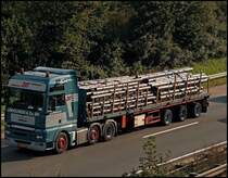 Dieser niederlndische MAN TGA bringt Stahlrohre durch das Sauerland in Richtung Ruhrgebiet.