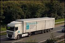 Dieser DAF XF105.460 von Miettrucks.de ist mitsammt einem Planeverdeckauflieger in Richtung Norden unterwegs.
