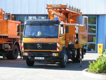 Lastkraftwagen MB 1317 mit Hebebhne der Nahverkehr Schwern -NVS-, Schwerin, 30.08.2008