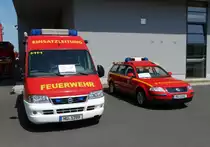 FIAT Ducato ELW (Florian Hanau 1-11-1) und VW Passat KmdoW (Florian Hanau 1-10-1) der Feuerwehr Hanau Mitte am 07.06.15 beim Tag der Offenen Tür