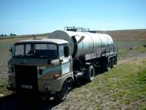 Der letzte in Sachsen verbliebene W50 Sattel der noch t�glich in Lohn und Brot steht. Mit dem Sattel werden die Spritzfahrzeuge f�r Pflanzenschutz betankt