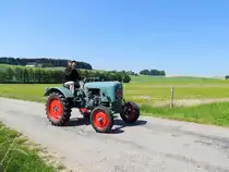 EICHER-EKL11, befindet sich mit seinen 11PS am Weg zu einer Oldtimerveranstaltung, und der Fahrer signalisiert  wir sind Vier ; 150604
