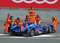 Alpine A450-Nissan V8, 4494 ccm von Signatech Alpine (FRA)Gesamt 7. bei den 82. 24H von Le Mans. Hier am 15.6.2014 nach Rennende per Hand drehen und zurück in die Boxengasse.