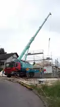 Scania P360 mit Kranaufbau steht auf einer Baustelle in 36100 Petersberg-Marbach, Juni 2015
