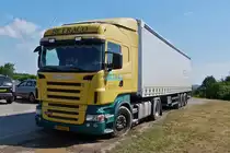 . Scania R 420 Sattelzug wird bei einem Supermarkt entladen. 11.06.2015