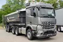 Mercedes-Benz Arocs 2645S 6x4 BlueTec 6, Classic Space, aufgesattelt eine Carnehl
2-Achs Hardox-Halfpipehinterkippmulde mit Rollplane; Wörth am Rhein, 2015-06-02
