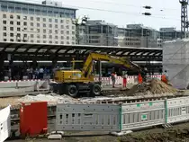 Liebherr Litronic 900 Zweiwegebagger am 12.06.15 in Frankfurt am Main Hbf