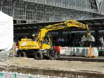 ATLAS 1604ZW Zweiwegebagger am 12.06.15 in Frankfurt am Main Hbf