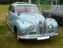 BMW 502. 1954 - 1961. Der 502 basierte auf dem bereits 1952 vorgestellten 501. Er war aber mit mehr Chromschmuck, Blinkern, eingebauten Nebelleuchten und vor allem, mit einem 2580 cm³ großen V8-motor mit 100 PS ausgerüstet. Oldtimertreffen in Voerde am 13.06.2015.