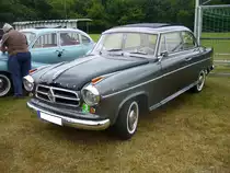 Borgward Isabella Limousine. 1954 - 1961. Bis 1957 hatte das technisch hervorragend konzipierte Auto mit  Kinderkrankheiten  zu kämpfen. Dem Kühlergrill entsprechend müßte es sich um eine Isabella ab Modelljahr 1958 handeln. Der 4-Zylinderreihenmotor leistet 55 PS aus 1493 cm³ Hubraum. Oldtimertreffen Voerde am 13.06.2015.