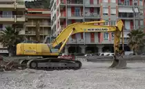 New Holland E 305 B war am 9.6.2015 am Strand von Ventimiglia bei Arbeiten bei der Strandbefestigung eingesetzt.