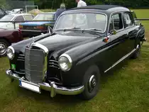 Mercedes Benz W121 = 190. 1956 - 1961. Das Pontonmodell basiert auf dem bereits 1953 vorgestellten W120 = 180. Er ist im Gegensatz zum weiter gebauten 180 aber mit einem Hängeventilmotor und stärkeren Bremsen ausgerüstet. Karosseriemäßig kann man ihn an der umlaufenden Chromleiste erkennen. Der 4-Zylinderreihenmotor leistet 75 PS aus 1897 cm³ Hubraum. Oldtimertreffen Voerde am 13.06.2015.