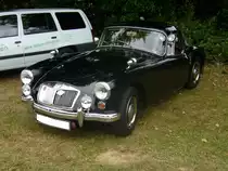 MG A Coupe. 1955 - 1962. Von den knapp über 101000 hergestellten MG A waren etwas unter 10% Coupes. Die restlichen Fahrzeuge wurden als Roadster ausgeliefert. Bis 1958 war der Wagen mit einem 1.5l 4-Zylinderreihenmotor bestückt, der 68 PS leistet. Danach erhöhte sich der Hubraum auf 1.6l mit 72 PS. Oldtimertreffen Voerde am 13.06.2015.