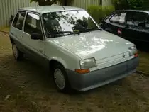 Renault Super 5. 1984 - 1996. Der Renault 5 wurde bereits 1972 vorgestellt und war als  Der kleine Freund  ein Millionenseller. 1984 wurde auf der Plattform der Renault 9 der Super 5 auf den Markt gebracht. Die Karosserieform hatte sich optisch nicht viel verändert, bot aber mehr Stauraum. Hier wurde ein Modell in der TR-Ausstattung abgelichtet. Der 4-Zylinderreihenmotor leistet 60 PS aus 1397 cm³ Hubraum. Oldtimertreffen Voerde am 13.06.2015.