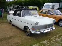 Opel Rekord P2 Cabriolet. Der P2 wurde im August 1960 der Öffentlichkeit vorgestellt. Das Coupe stand genau ein Jahr später bei den Händlern. Auf Basis des Coupes entstanden bei den Karossiewerken Autenrieth/Darmstadt circa 100 Cabriolets. Das Coupe und somit auch die Cabriolets waren immer mit dem stärkeren 1680 cm³ Motor mit 55 PS ausgerüstet. Oldtimertreffen Voerde am 13.06.2015.