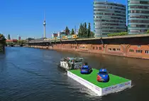 Audi empfiehlt: als Ausweichroute für die (besonders im nachmittäglichen Berufsverkehr)staugeplagte Holzmarktstraße in Berlin, einfach die Spree zu nutzen. Da bekommt die Bezeichnung  Wasserstraße  gleich eine ganz neue Bedeutung...
Schlepper  Jupiter  aufgenommen am 05.06.2015 auf der Michaelbrücke.