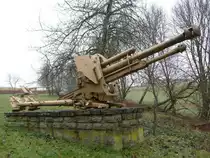 leichte Feldhaubitze 18/40 (10,5 cm) steht in Wiltz (Lux.) als Denkmal (28.12.2007)