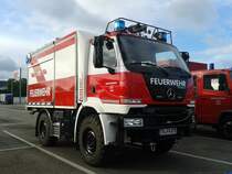 Mercedes-Benz Unimog U 20 TLF2000 der Berufsfeuerwehr Trier steht am 20.05.2015 auf dem Parkplatz eines Supermarktes