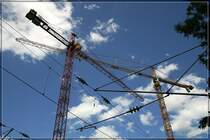 Zwei Baukr�ne hinter Oberleitungen an der Baustelle des Porschemuseums in Stuttgart-Zuffenhausen. 24.6.2007 (Matthias)