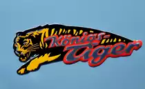 Eicher  K�nigstiger , Schild an einem Oldtimer-Traktor, Juni 2015 