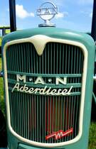 MAN  Ackerdiesel , Khler mit Schriftzug und Khlerfigur an einem Oldtimer-Ackerschlepper, Juni 2015