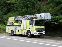 Ein Mercedes Benz Actros DLA(K) mit METZ Aufbau am 19.06.15 bei Heidelberg. Den arabischen Schriftzeichen her zu vermuten kommt das Fahrzeug nach Saudi Arabien.