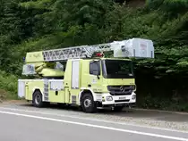 Ein Mercedes Benz Actros DLA(K) mit METZ Aufbau am 19.06.15 bei Heidelberg. Den arabischen Schriftzeichen her zu vermuten kommt das Fahrzeug nach Saudi Arabien.