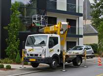 . Nissan NT 400 mit Hebevorrichtung wird zur Gebüude reinigung eingesetzt.  19.06.15