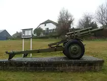 IG M2A1 (105 mm) steht in Niederwampach (Lux.) als Denkmal, 28.12.2007