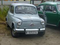 Seat 600D. 1963 - 1970. Der 600´er wurde bereits seit 1957 bei SEAT montiert. 1963 erfolgte das erste  Facelift . Die Türen waren zwar immer noch hinten angeschlagen, ab die Blinker wanderten von den Kotflügeln unter die Scheinwerfer und der Motor erhielt eine Leistungssteigerung auf 32 PS. Zweiter Tag der 7. Oldtimer- und Youngtimerfestivals an der  Alten Dreherei  in Mülheim.