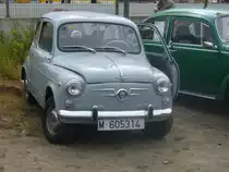 Seat 600D. 1963 - 1970. Der 600´er wurde bereits seit 1957 bei SEAT montiert. 1963 erfolgte das erste  Facelift . Die Türen waren zwar immer noch hinten angeschlagen, ab die Blinker wanderten von den Kotflügeln unter die Scheinwerfer und der Motor erhielt eine Leistungssteigerung auf 32 PS. Zweiter Tag der 7. Oldtimer- und Youngtimerfestivals an der  Alten Dreherei  in Mülheim.